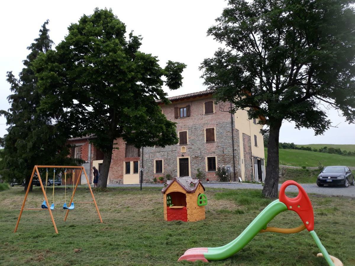 Agriturismo "Veritas" bed & Wine Casaleggio Boiro Exterior foto